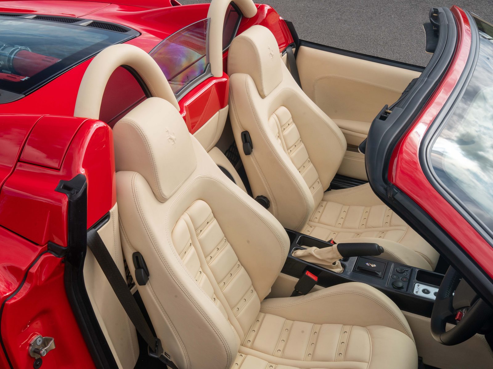 Crema Daytona seats and carbon fibre trim in the F430 Spider cabin