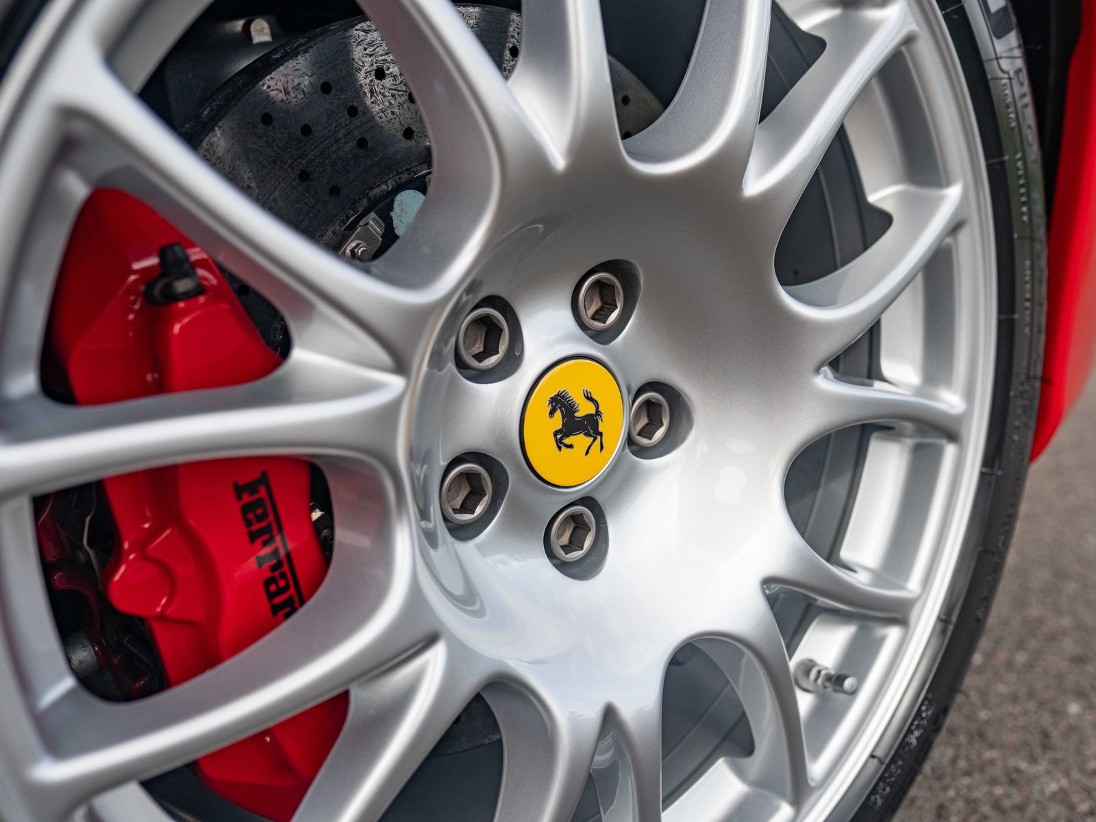 Challenge wheel with Rosso caliper and carbon ceramic brake disc